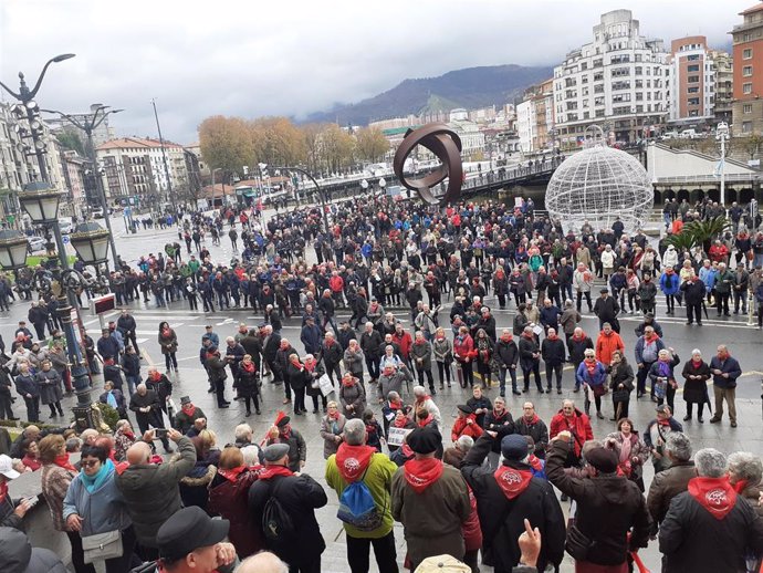Pensionistas se concentran frente al Ayuntamiento de Bilbao