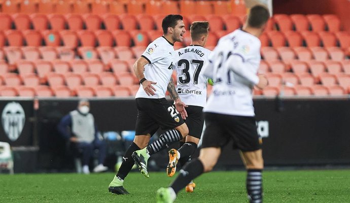 Maxi Gómez anota un gol con el Valencia