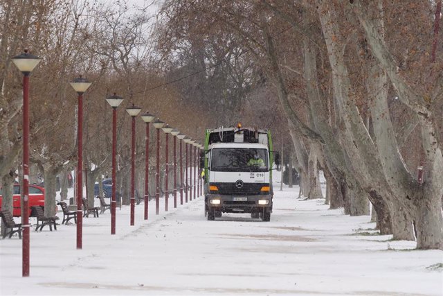 El servicio de limpieza reparte fundentes ante la nieve que ha cubierto Valladolid al paso de la borrasca Filomena.