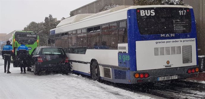 Un turismo pierde el control y colisiona con un autobús urbano en Valladolid. El conductor dio positivo en THC y cocaína.
