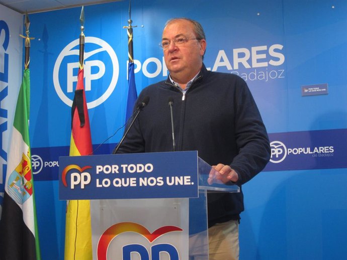 El presidente del PP extremeño, José Antonio Monago, en rueda de prensa en Badajoz