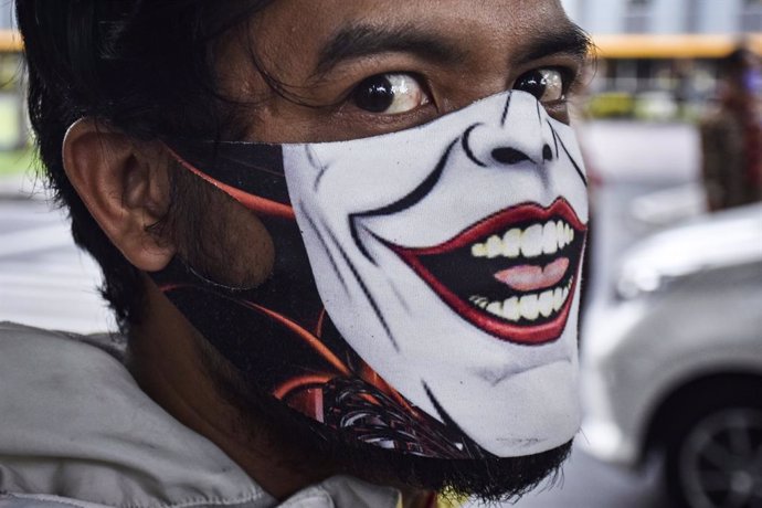13 November 2020, Indonesia, Malang: A man is seen wearing a unique face mask amid the Coronavirus pandemic. Photo: Aman Rochman/ZUMA Wire/dpa