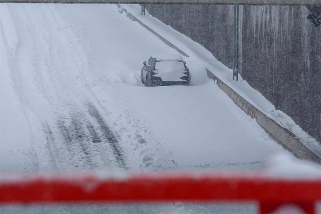 Carretera M-503 en Pozuelo de Alarcón, Madrid cubierta de nieve por la borrasca Filomena, en Madrid (España)