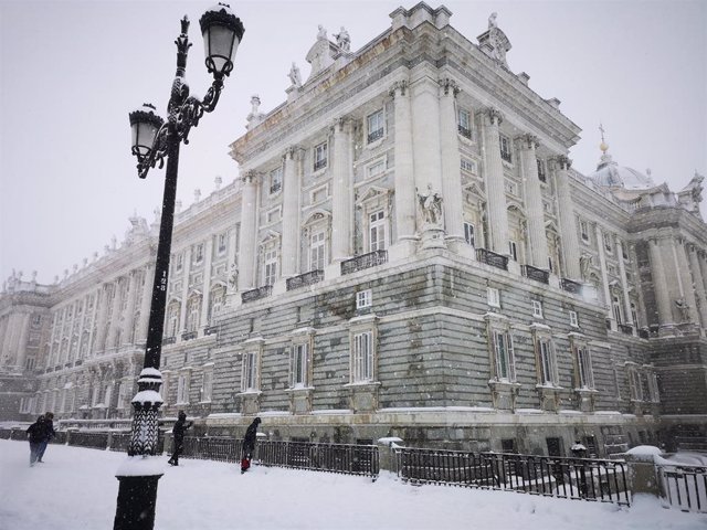 El Palacio Real cubierto de nieve tras el paso de la borrasca Filomena, en Madrid (España) a 9 de enero de 2021.La borrasca Filomena golpea con fuerza la capital, en la que se han cerrado al tráfico circunvalaciones y túneles. Las acumulaciones de nieve s