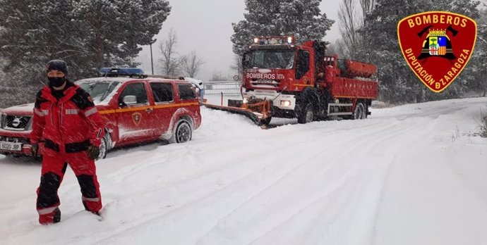 Bomberos de DPZ en las tareas de limpieza de nieve.