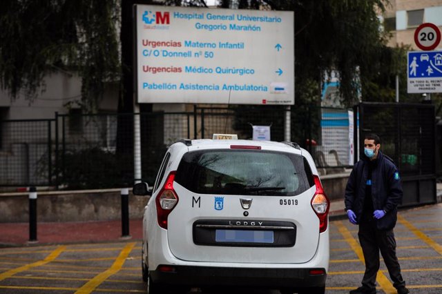 Un taxi pasa al lado de las Urgencias del Hospital Gregorio Marañón.