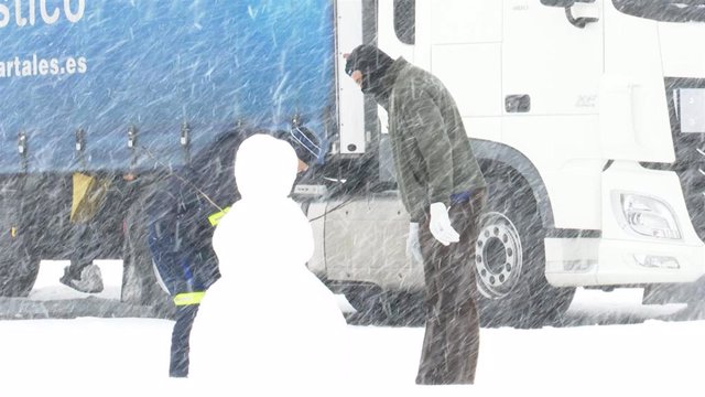 La borrasca 'Filomena' ha dejado una intensa nevada que se ha provocado restricciones en el tráfico en la autovía A-3, al interior de la provincia de Valencia, y que ha obligado a varios camiones a parar en una estación de servicio por las restricciones.