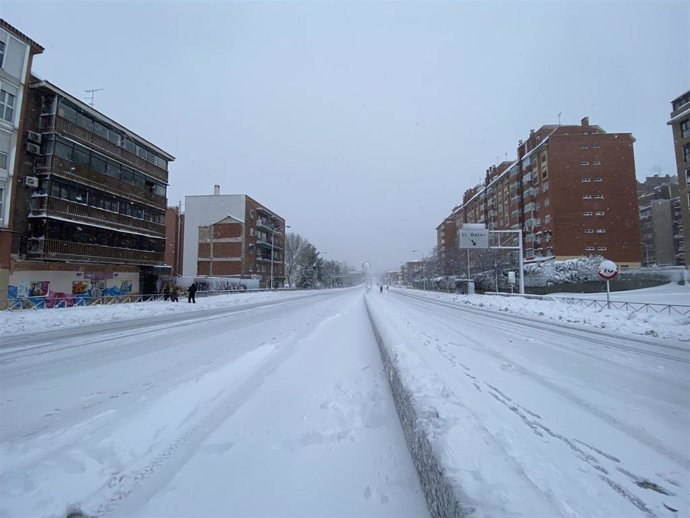 Calzada de la M30 completamente cubierta de nieve en el Paseo de Extremadura a la altura de Batán en Madrid (España) a 9 de enero de 2021.La borrasca Filomena golpea con fuerza la capital, en la que se han cerrado al tráfico circunvalaciones y túneles. 