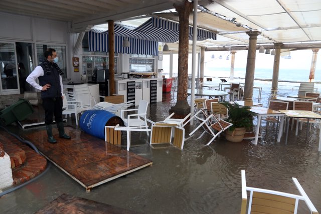 Inundaciones por la borrasca Filomena que pone en alerta a 45 provincias, en la imagen Chiringuito del Balneario del Carmen en la capital de Málaga (Andalucía, España), a 08 de enero de 2021.