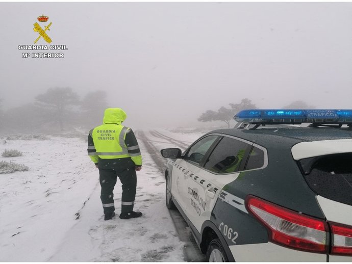 Vehículo de la Guardia Civil en una carretera de la provincia de Alicante
