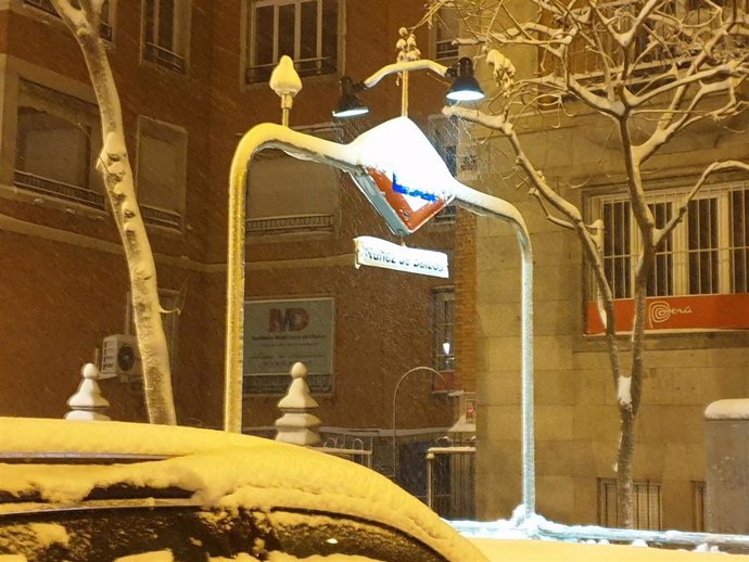 Acceso al metro de Nuevos Ministerios cubierto de nieve por la borrasca Filomena, en Madrid (España) a 9 de enero de 2021.La borrasca Filomena golpea con fuerza la capital, en la que se han cerrado al tráfico circunvalaciones y túneles. Las acumulacione