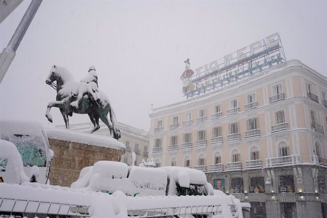 La Puerta del Sol cubierta de nieve como resultado de  la borrasca Filomena, en Madrid (España) a 9 de enero de 2021.