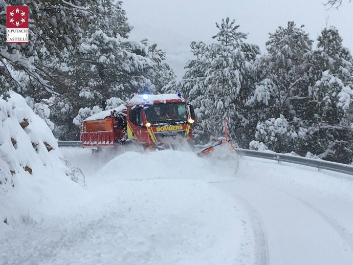 Máquina quitanieves realizando trabajos este sábado en una carretera