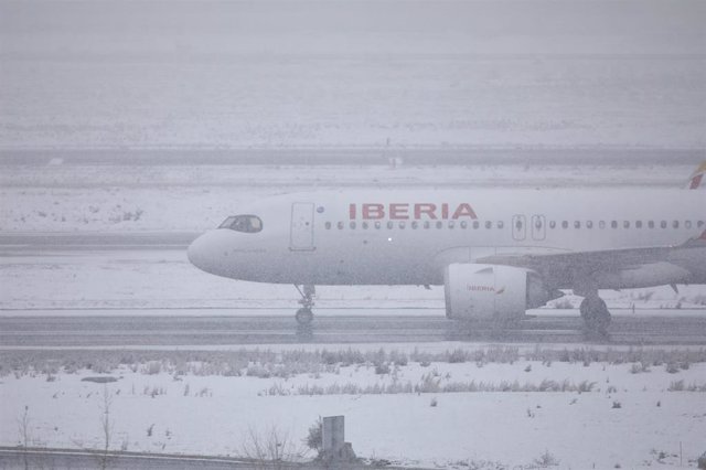 Un avión de la compañía Iberia en el Aeropuerto de Madrid-Barajas Adolfo Suárez, en Madrid (España), a 8 de enero de 2021.