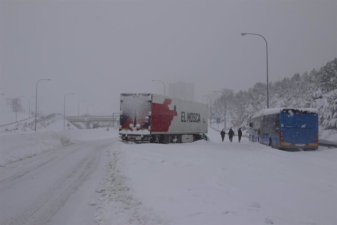 Un camión y un autobús de línea municipal atrapados en una de las carreteras de acceso al distrito de Hortaleza