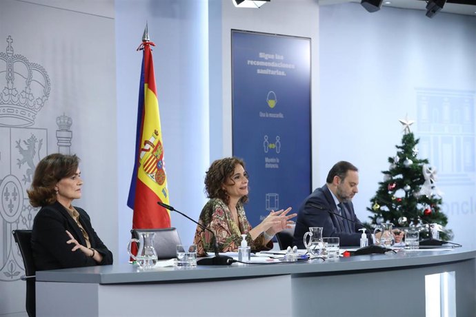 (I-D) La vicepresidenta primera del Gobierno, Carmen Calvo; la ministra portavoz y de Hacienda, María Jesús Montero; y el ministro de Transportes, José Luís Ábalos, comparecen en rueda de prensa posterior al Consejo de Ministros.