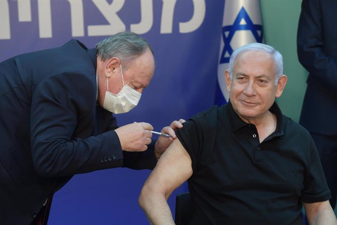 HANDOUT - 09 January 2021, Israel, Ramat Gan: Israeli Prime Minister Minister Benjamin Netanyahu (R)receives the second dose of the Coronavirus (COVID-19) vaccine at Sheba Medical Center. Photo: Amos Ben Gershom/dpa - ATTENTION: editorial use only and 