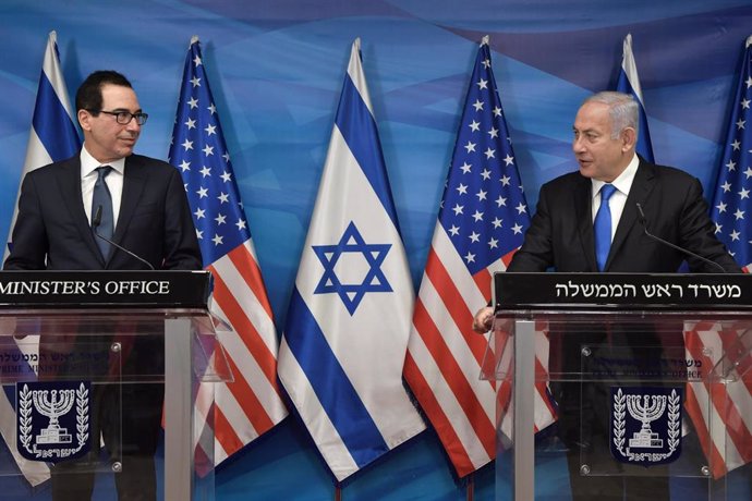 El secretario del Tesoro de Estados Unidos, Steve Mnuchin(i), en una conferencia de prensa junto al primer ministro de Israel, Benjamin Netanyahu en Israel durante su gira internacional por el Norte de África y Oriente Medio.  