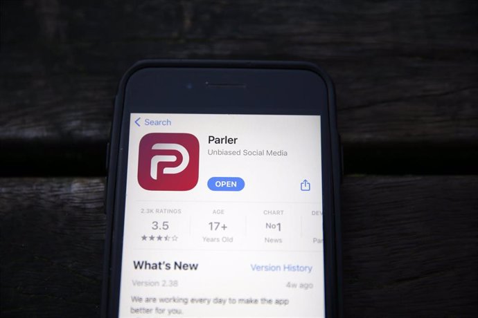 Captura de pantalla del momento previo a la descarga de la aplicación Parler.