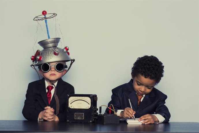 Dos niños "científicos" estudiando el cerebro.