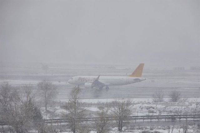 Un avión de la compañía Flypgs en el Aeropuerto de Madrid-Barajas Adolfo Suárez, en Madrid (España), a 8 de enero de 2021. 