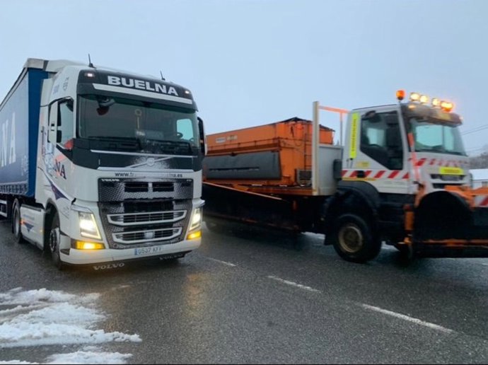 Circulación de quitanieves y camiones con nieve