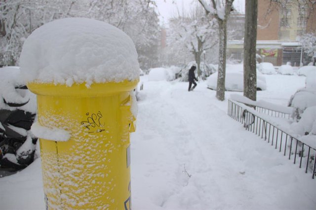 Buzón y acera cubiertos de nieve en el distrito de Hortaleza