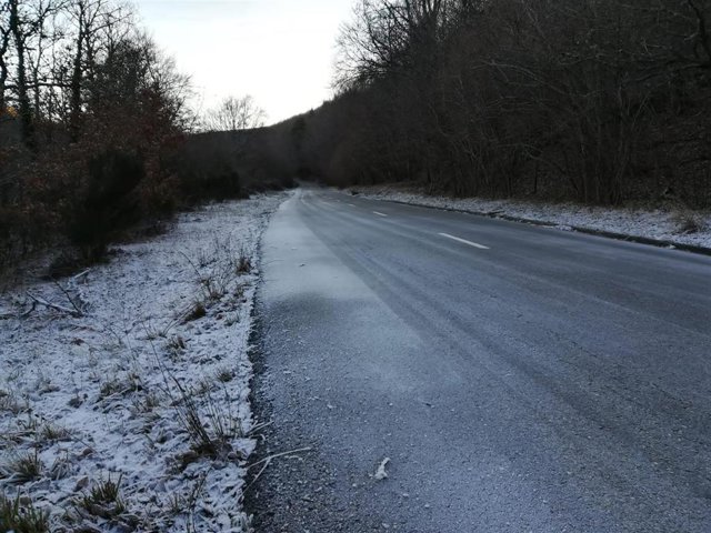 Una carretera con hielo en una imagen de archivo.
