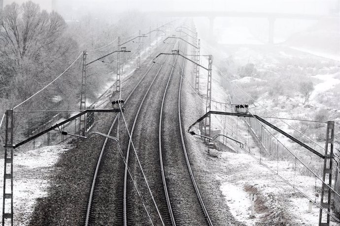 Vies del tren amb neu després del pas de la borrasca Filomena, a Madrid (Espanya