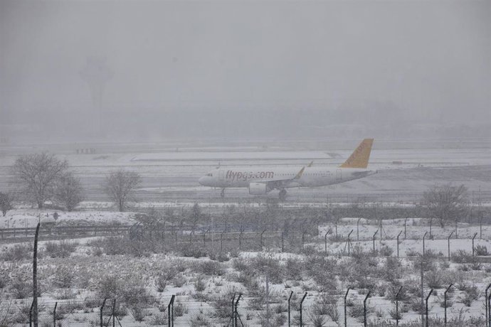 Un avión de la compañía Flypgs en el Aeropuerto de Madrid-Barajas Adolfo Suárez, en Madrid (España), a 8 de enero de 2021. E