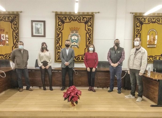 Los concejales de la oposición en Carboneras tras la firma del escrito