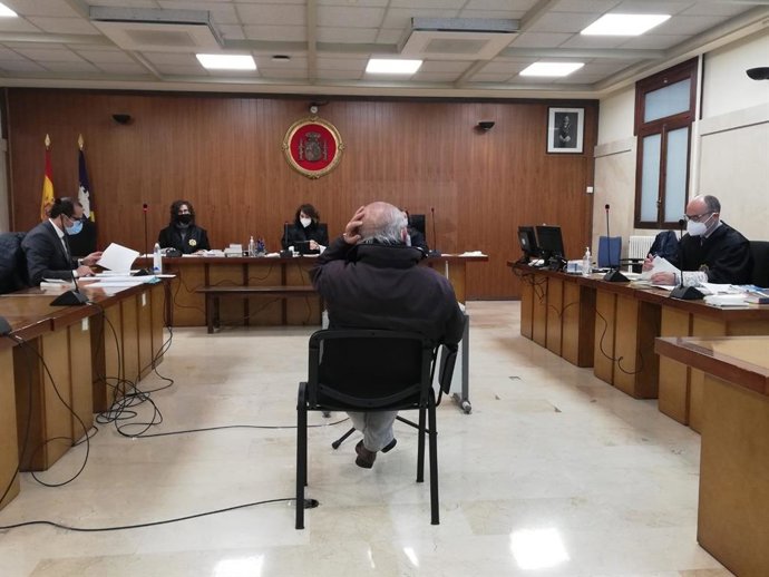 El acusado de violar a sus sobrinas menores de edad, en el juicio en la Audiencia.
