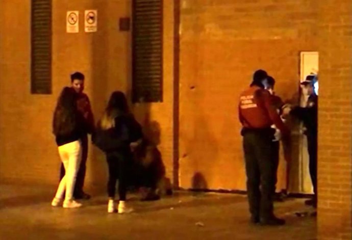 Imagen de archivo de un control de la Policía Foral a un grupo de personas