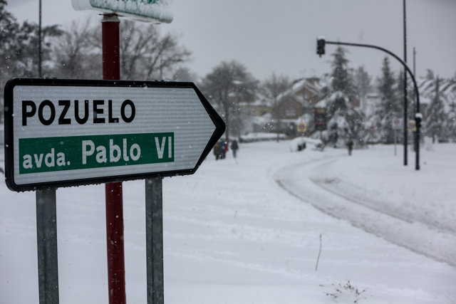 Un cartel indica la dirección a Pozuelo de Alarcón, tras la nevada fruto de la borrasca Filomena, en Pozuelo de Alarcón