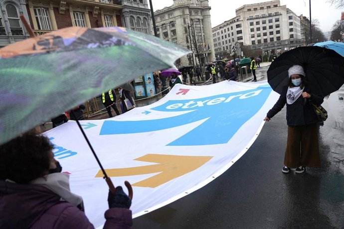 Varias personas sujetan una pancarta  durante la manifestación de Sare en Bilbao