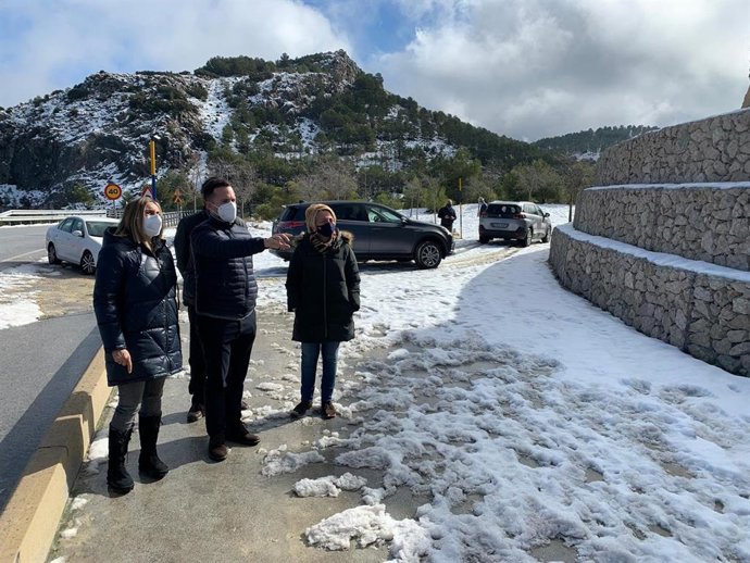 La consejera de Fomento, Infraestructuras y Ordenación del Territorio, Marifrán Carazo, supervisa la terminación de las obras de emergencias en la carretera A-317
