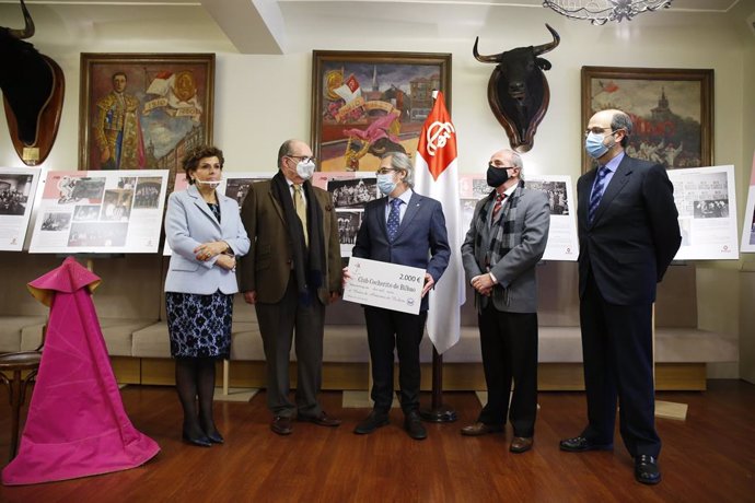 Club Cocherito de Bilbao entrega al Banco de Alimentos 2.000 euros recaudados en la campaña de apoyo a las personas necesitadas
