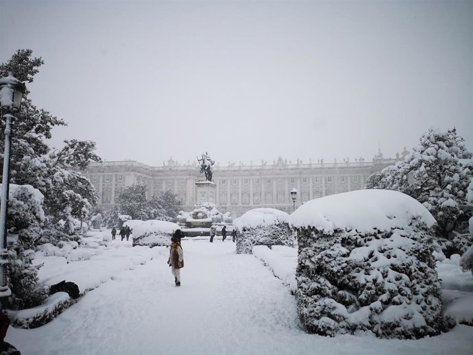 Alrededores del Palacio Real cubierto de nieve tras el paso de la borrasca Filomena, en Madrid (España) a 9 de enero de 2021.La borrasca Filomena golpea con fuerza la capital, en la que se han cerrado al tráfico circunvalaciones y túneles. Las acumulaci