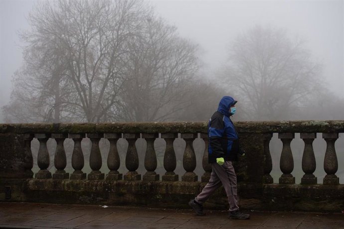 Un hombre con mascarilla en Warwick, Inglaterra