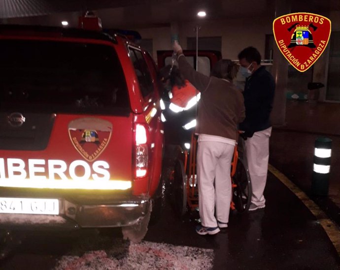 Bomberos de la DPZ trasladan a un enfermo hasta el hospital, tras atascar su ambulancia en la nieve.