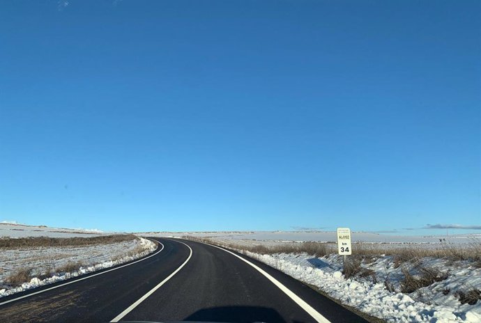 Una de las carreteras provinciales despejadas frente a la nieve