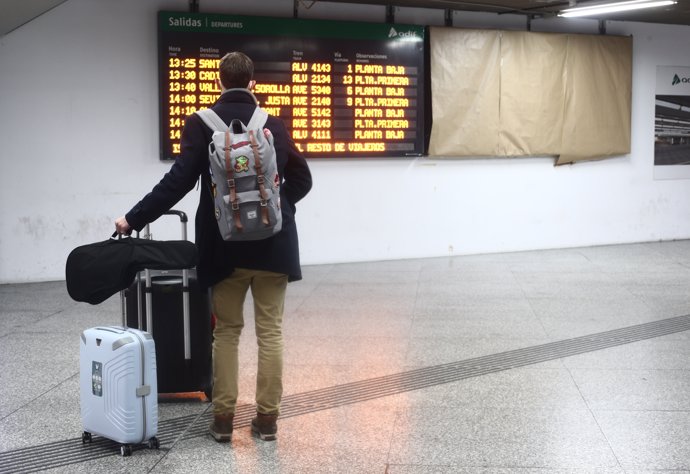 Un hombre con su equipaje en la estación de tren Madrid Puerta de Atocha, en Madrid, a 23 de diciembre de 2020