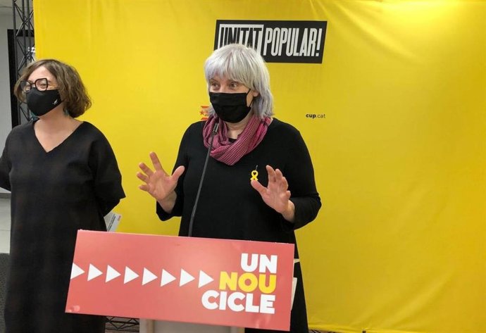 La candidata de la CUP a la Presidncia de la Generalitat, Dolors Sabater, i la número 3 de la CUP a les eleccions catalanes, Eullia Reguant, en una roda de premsa aquest diumenge.
