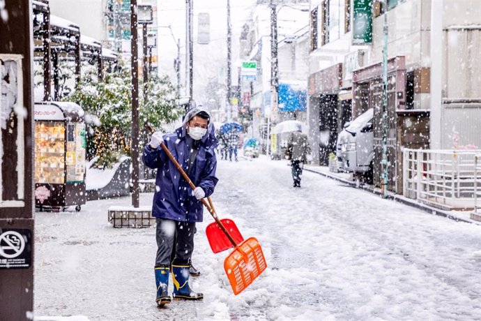 Limpieza de nieve tras un temporal en Japón