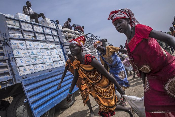 Mujeres reciben ayuda alimentaria en Sudán del Sur