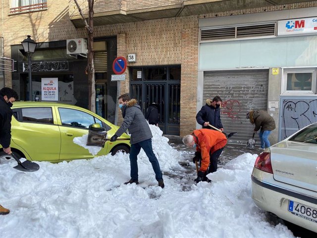 El presidente del PP, Pablo Casado, retira nieve de la acera, en Madrid