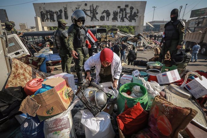 FILED - 31 October 2020, Iraq, Bagdad: Security forces remove tents of anti-government protesters and their things from Tahrir Square after a closure that lasted more than a year due to anti-government protests. Photo: Ameer Al Mohammedaw/dpa
