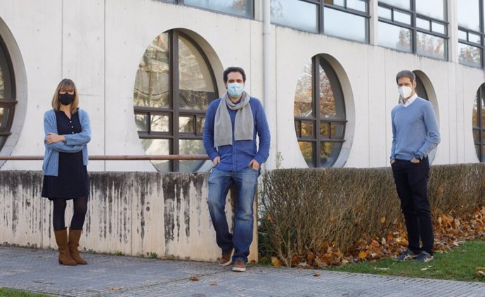 El equipo de la UPNA integrante del proyecto 'Touchless'. De izda. A dcha. Amalia Ortiz, Asier Marzo y Mikel Galar.