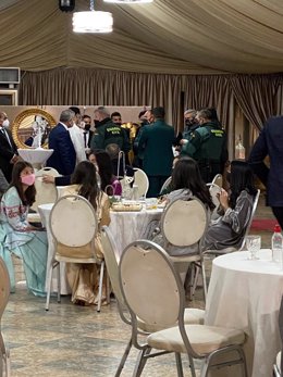 Momento de la personación de la Guardia Civil en la boda en un vídeo que se ha hecho viral en redes sociales