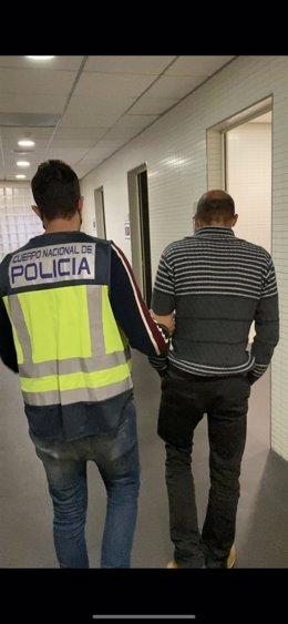 La Policía Nacional con el hombre detenido en Alicante